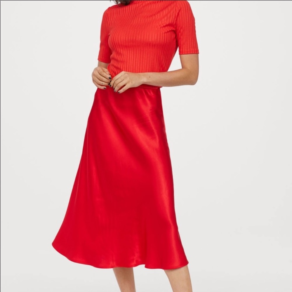 Red satin midi circle skirt - Picture 7 of 9